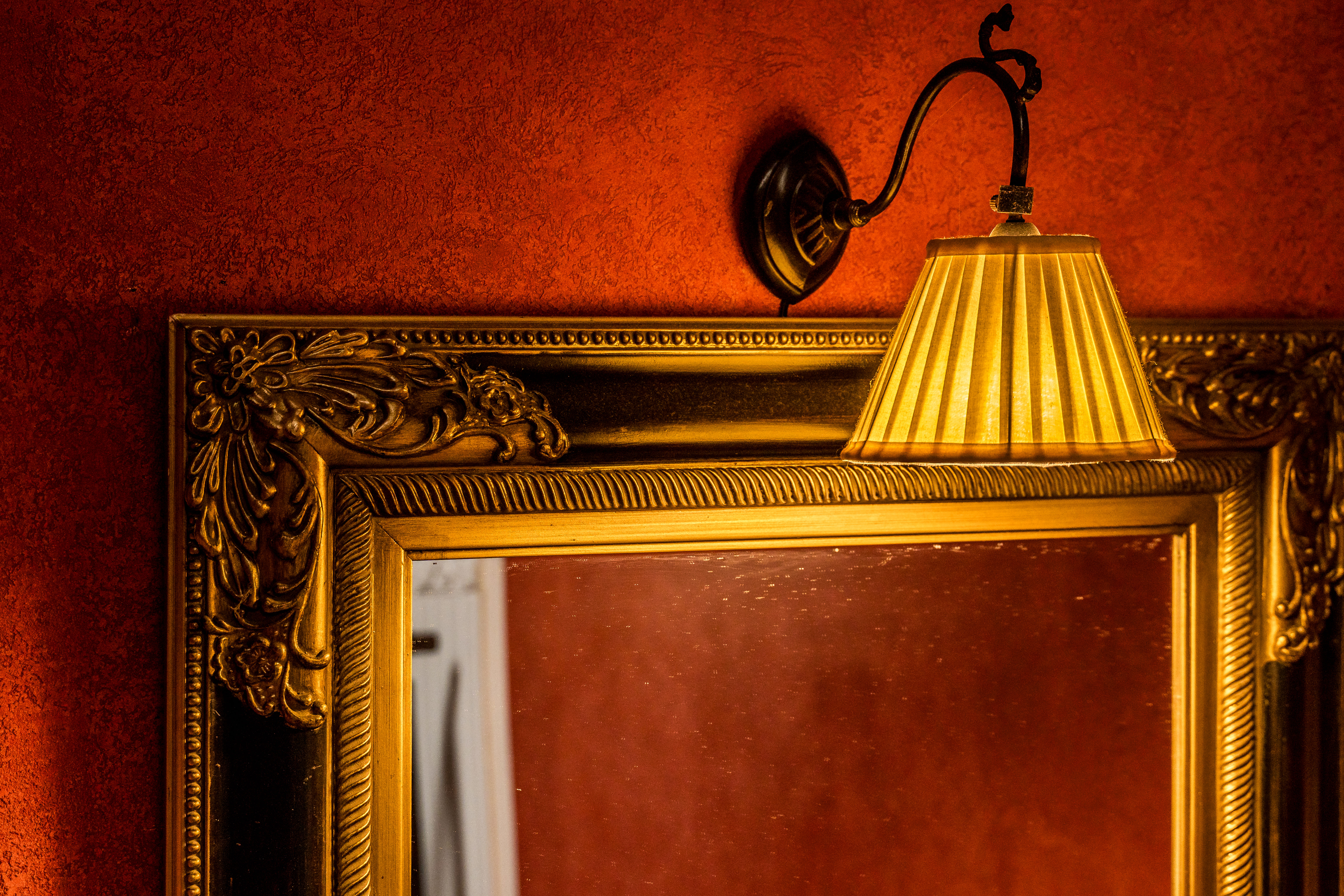 Detalle de lámpara y espejo de las escaleras